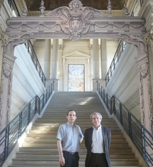 Interview de MM. Pierre Jugie et Jérôme de La Gorce, commissaires de l’exposition "Dans l’Atelier des Menus Plaisirs du roi" Interview de MM. Pierre Jugie et Jérôme de La Gorce, commissaires de l’exposition "Dans l’Atelier des Menus Plaisirs du roi"