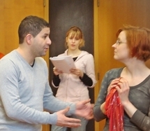 Deux acteurs du Studiolo au premier plan et une étudiante à l'université de Nancy II à l'arrière-plan.