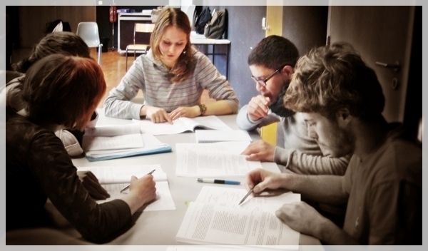 Les étudiants se concertent avant leur mise en scène.