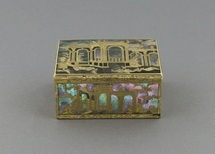 Pierre-Aldebert Griot, orfèvre Allemagne (Berlin ?) Vers 1750-1760 Tabatière Or ciselé, nacre burgau gravée Décor : architectures de fantaisie © Françoise Cochennec / Musée Cognacq-Jay / Roger-Viollet Pierre-Aldebert Griot, orfèvre Allemagne (Berlin ?) Vers 1750-1760 Tabatière Or ciselé, nacre burgau gravée Décor : architectures de fantaisie © Françoise Cochennec / Musée Cognacq-Jay / Roger-Viollet