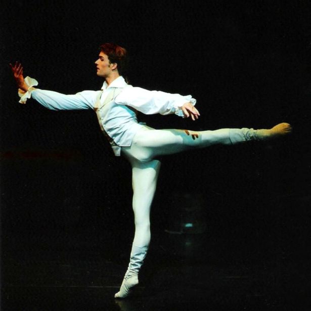 (c) Wilfried Hösl - Robert Tewsley in "Manon" (c) Wilfried Hösl - Robert Tewsley in "Manon"