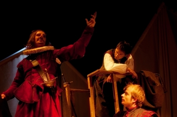 (c) Viva la commedia (c) Viva la commedia