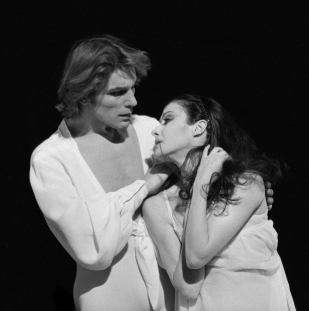 Noëlla Pontois et Mikhail Baryshnikov dans le premier acte de Giselle ©Michel Lidvac