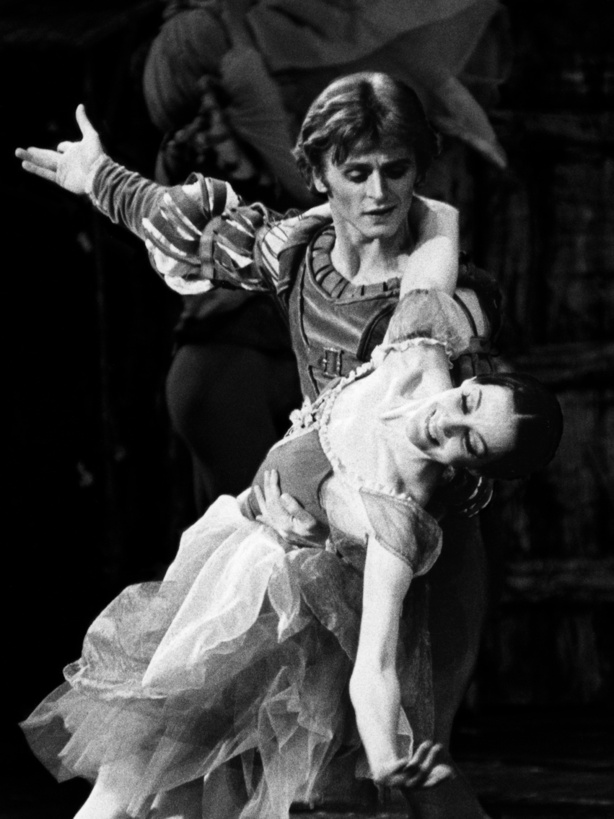 Noëlla Pontois et Mikhail Baryshnikov dans le premier acte de Giselle ©Michel Lidvac
