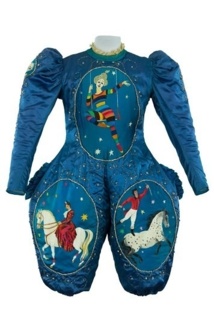 Costume de Valérie Fratellini (1879-1951) en tissu de soie bleu avec des motifs peints. Coll. Vélrie Fratellini. © CNCS / Photo Pascal François. Costume de Valérie Fratellini (1879-1951) en tissu de soie bleu avec des motifs peints. Coll. Vélrie Fratellini. © CNCS / Photo Pascal François.