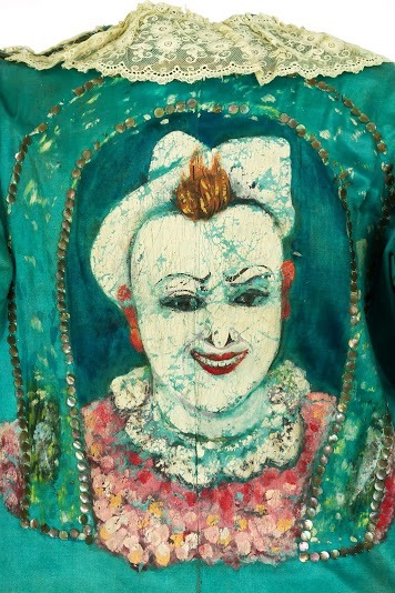 Détail du costume de François Fratellini (1879-1951) en tissu de soie bleu avec des motifs peints, Coll. Valérie Fratellini. © CNCS / Photo Pascal François. Détail du costume de François Fratellini (1879-1951) en tissu de soie bleu avec des motifs peints, Coll. Valérie Fratellini. © CNCS / Photo Pascal François.
