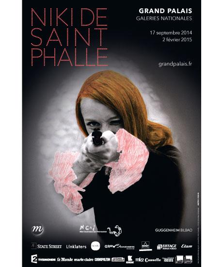 Niki de Saint Phalle en train de viser, photographie en noir et blanc rehaussée de couleur extraite du film Daddy, 1972. (détail) © Peter Whitehead